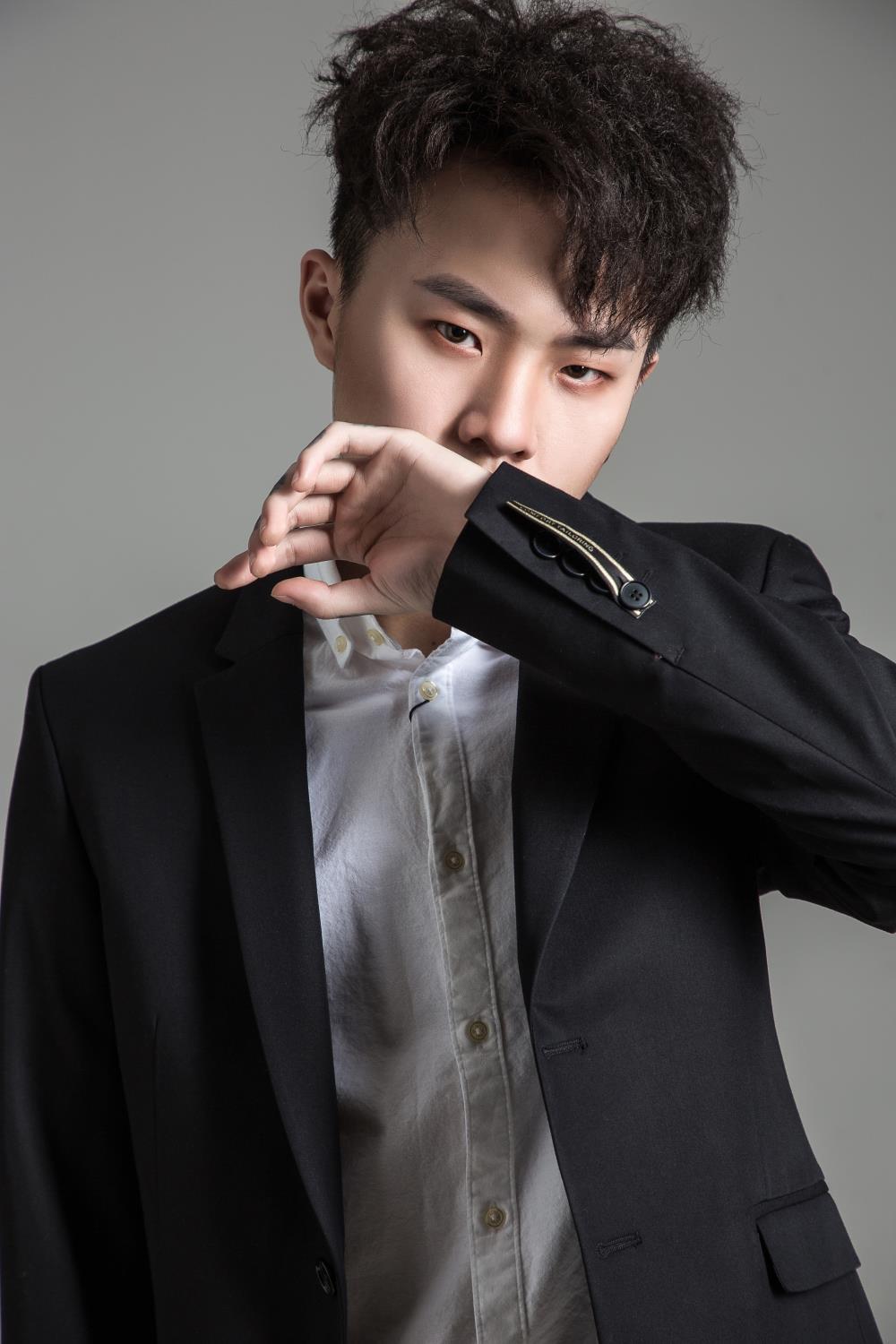  p>小咪,原名朱宏雨,2002年4月20日出生于重庆市,原创歌手.