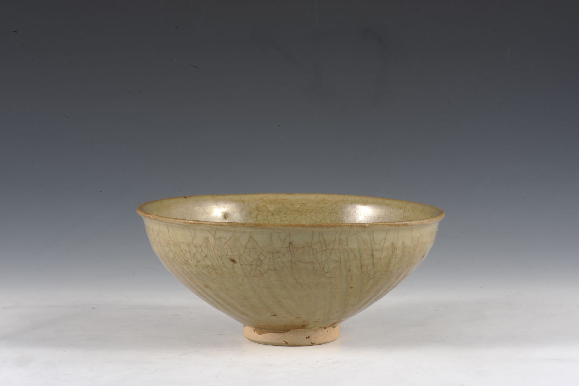 宋代青釉刻划花瓷碗