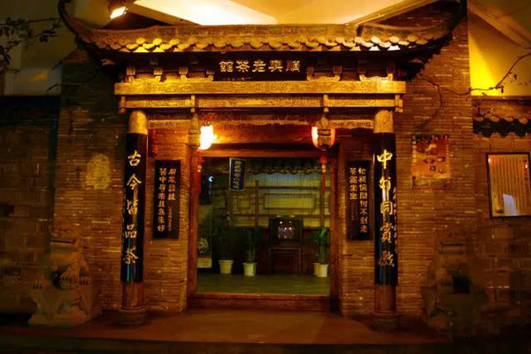 p>顺兴老茶馆(along is popular the old teahouse),老成都名小吃城