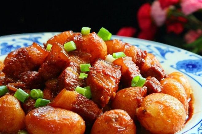 五花肉焖小土豆