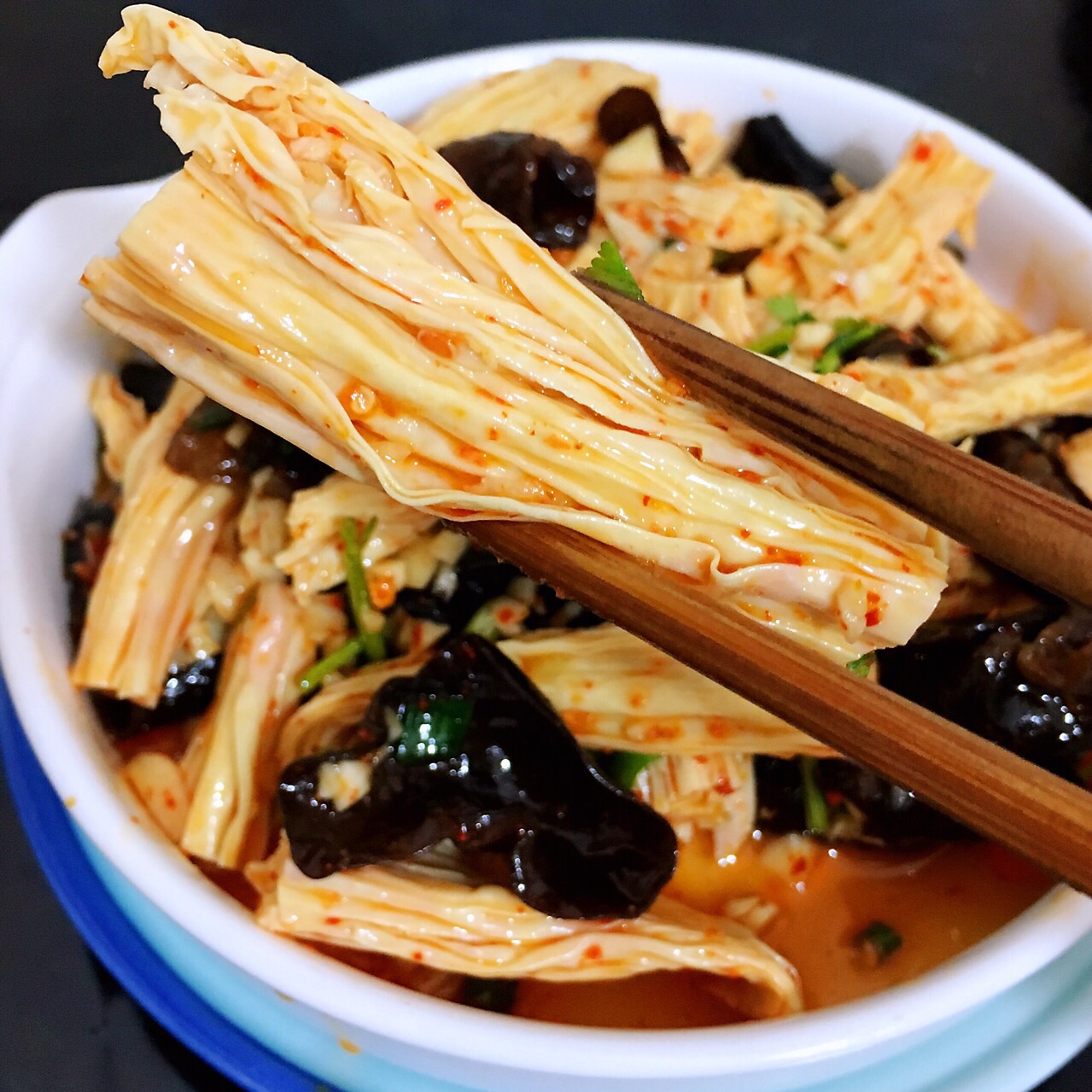  p>凉拌木耳腐竹是夏天的一道凉菜,主要食材有腐竹,木耳等. /p>