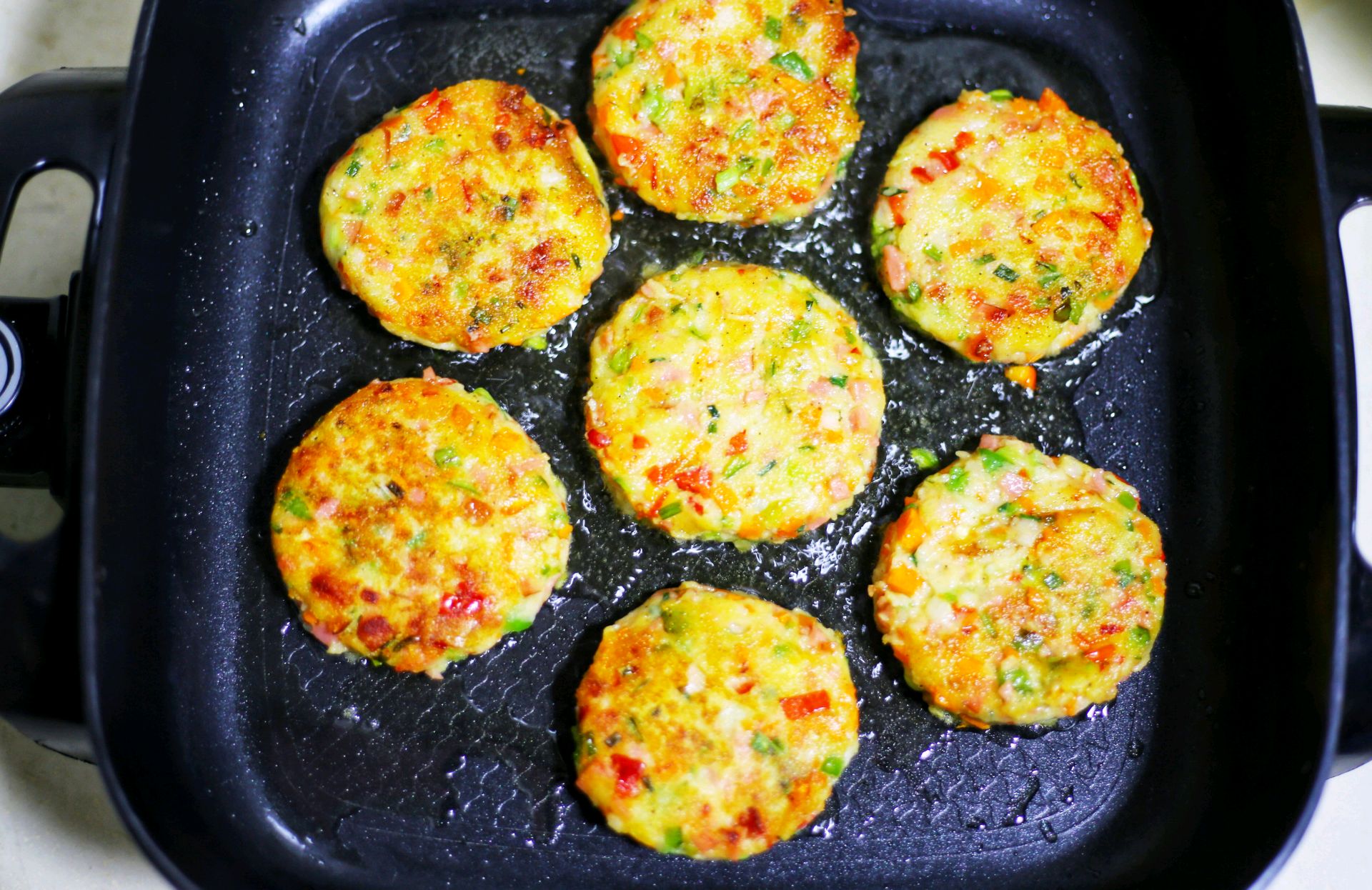  p>香辣土豆饼是京菜里的一道特色小吃,制作简单,香辣酥脆. /p>