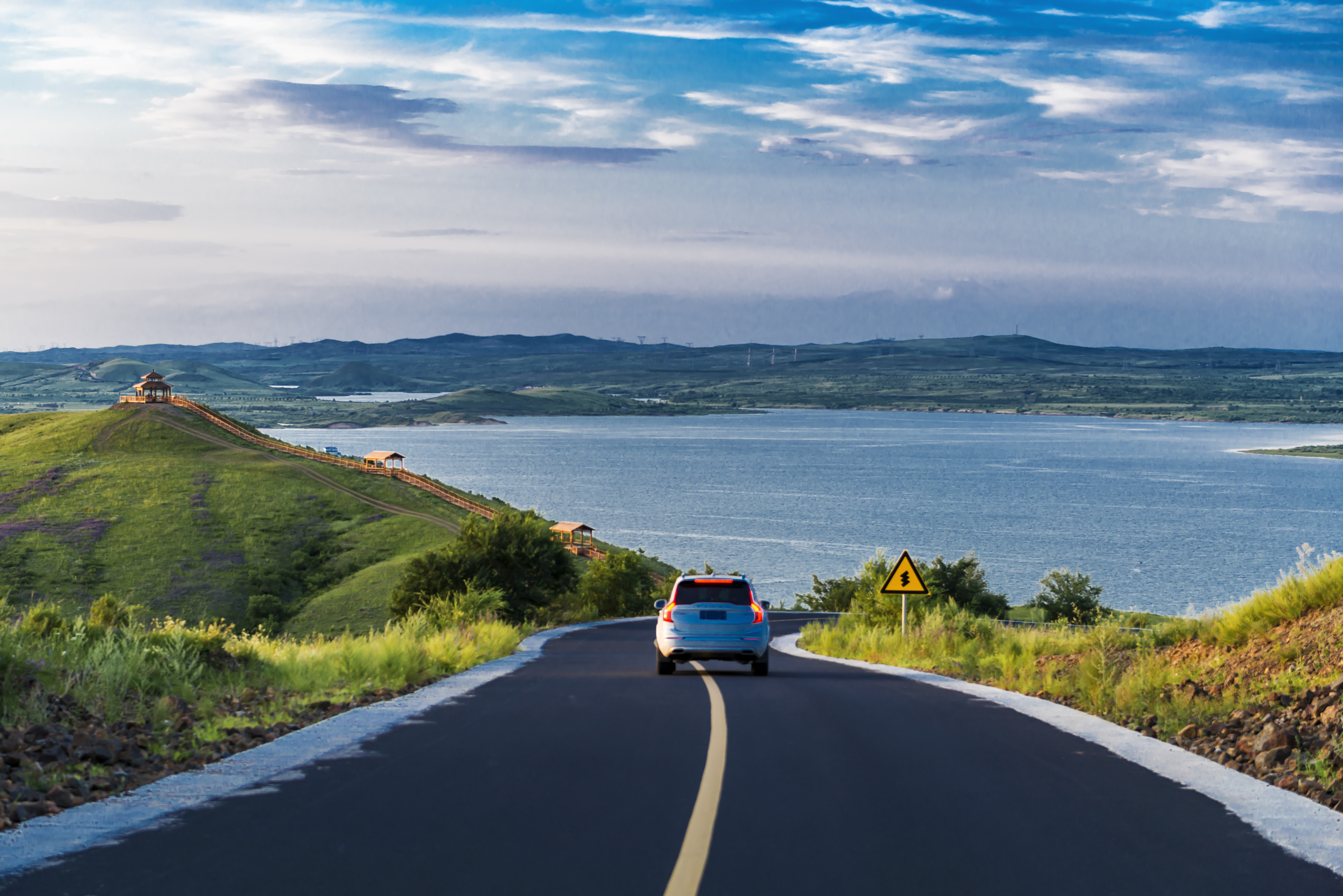 p>多伦湖景区位于多伦县城县城东16公里处,毗邻510国道,原名为西山湾