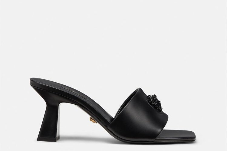  p>la medusa中跟穆勒鞋是范思哲品牌旗下的一款产品. /p>