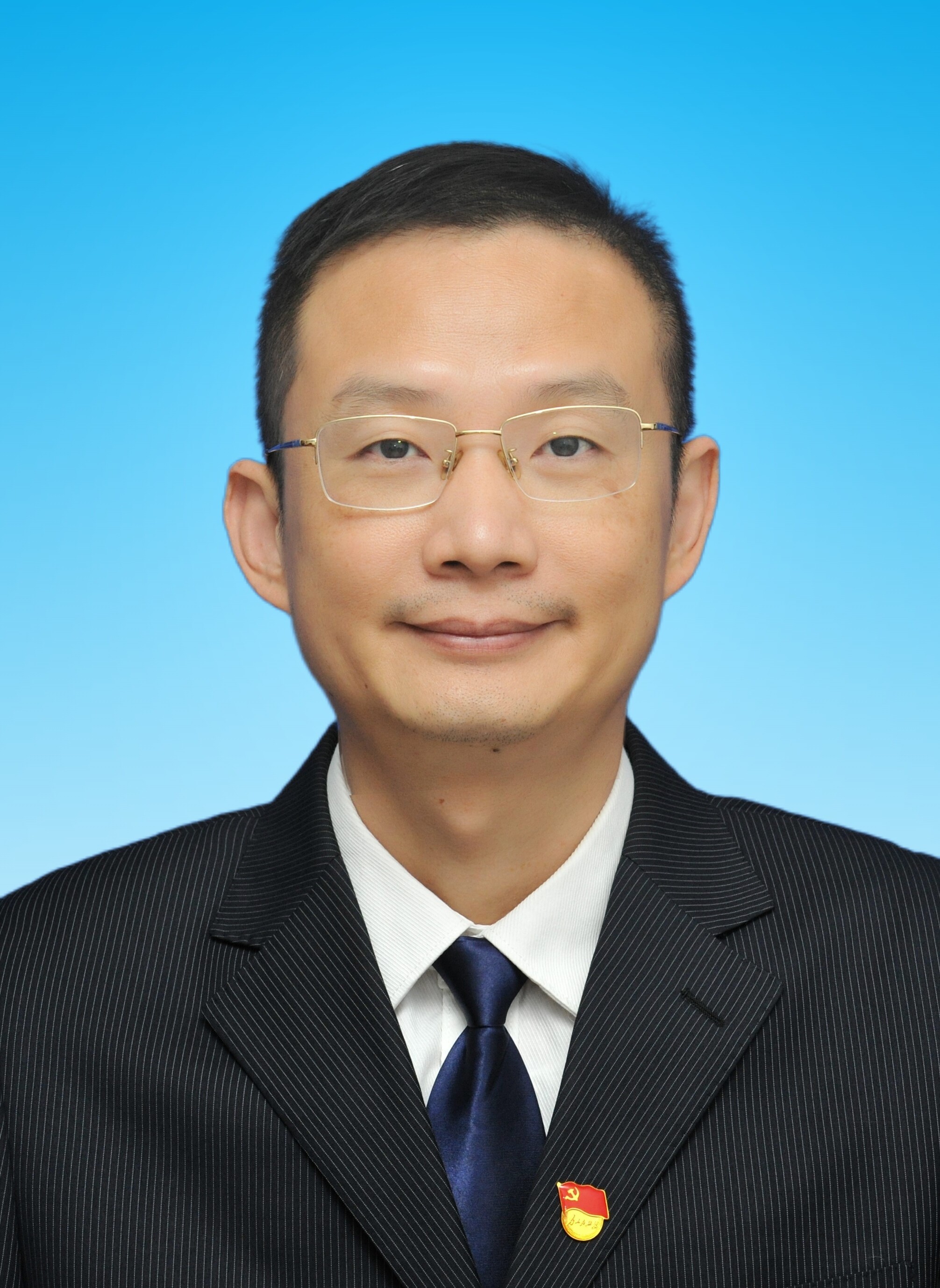 理学学士,副主任药师职称,中共党员,现任番禺区卫生健康局党组副书记