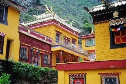 墨尔多庙,是一座寺庙,位于四川省甘孜州丹巴县境的岳扎乡境的