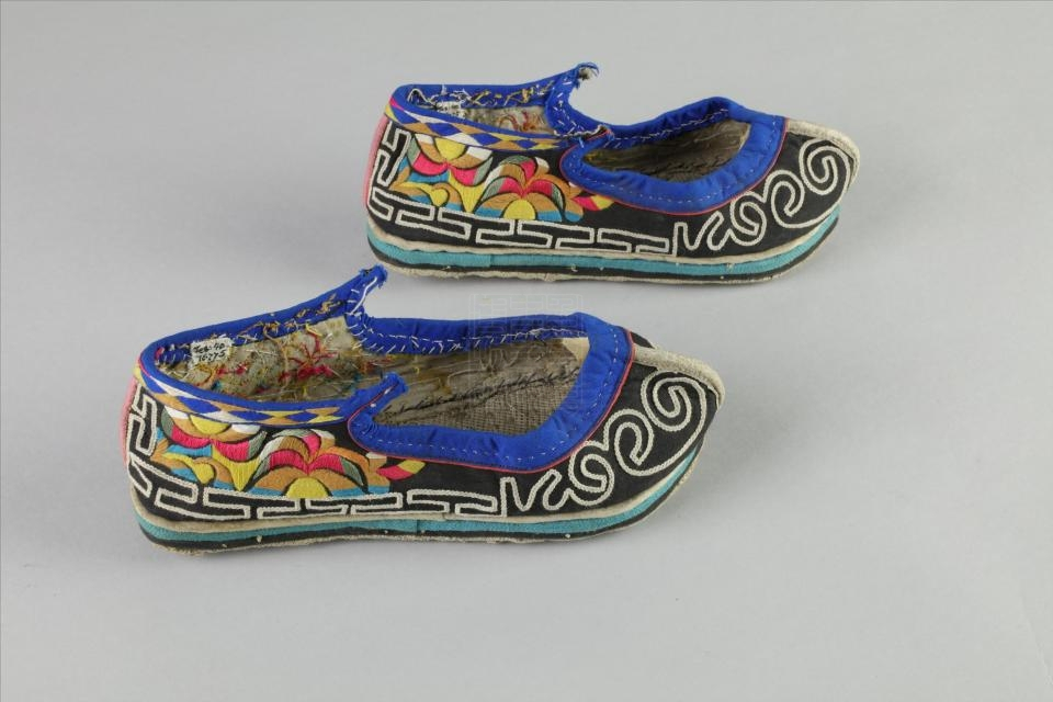 现代羌族绣花布鞋
