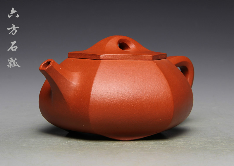  p>陈亚,青年陶艺家,著名紫砂艺人. /p>