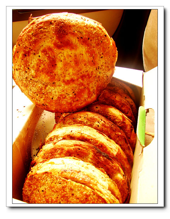 是南充市著名的传统特色小吃,该品有新鲜出炉锅盔的香脆,热气腾腾,饼