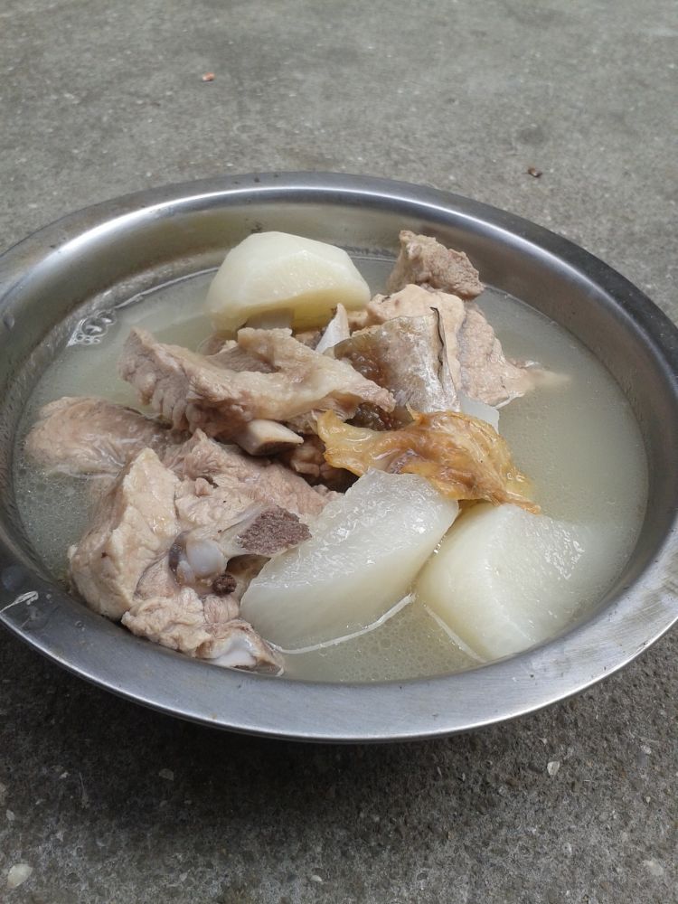  p>白萝卜排骨汤是一道汉族家常汤菜,主要食材是排骨和萝卜.