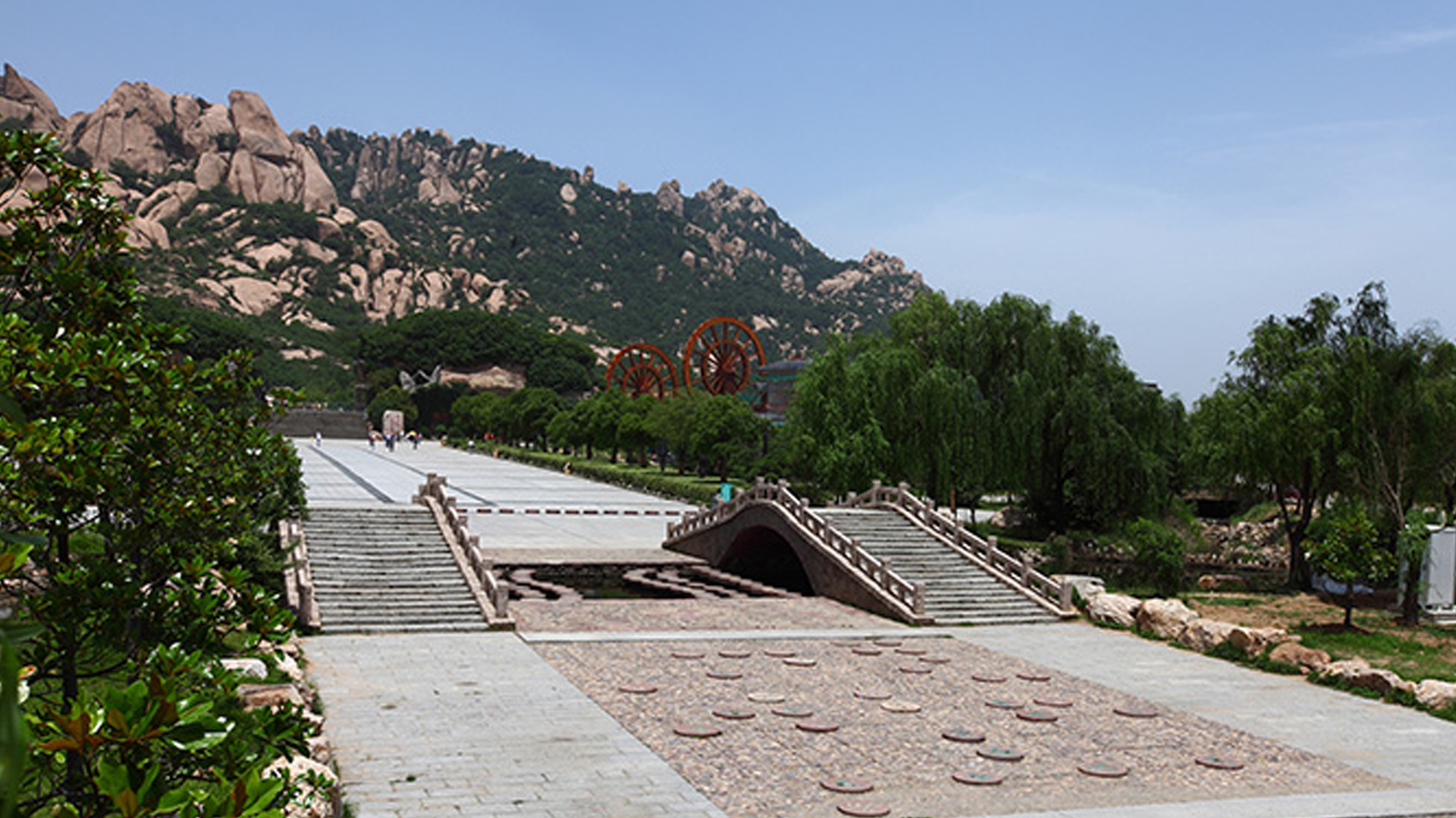 嵖岈山风景区,位于河南省 a target="_blank" href="/item/驻马店市