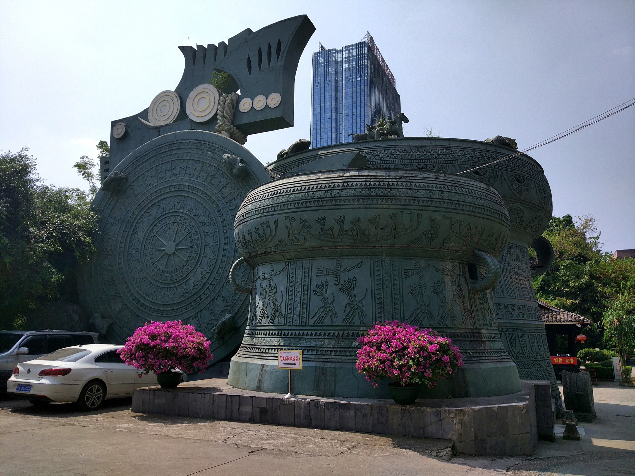  p>广西民族文物苑坐落在南宁市 a target="_blank" href="/item/广西