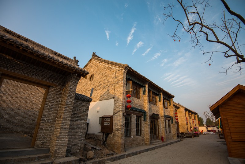 p>七贤民俗村(原锦绣云台温泉山庄),是一处以民俗小吃,河南非遗,室内