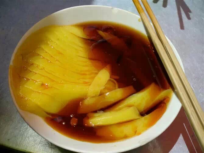  p>粉坨是河北蔚县的一种特色小吃,该小吃是以豌豆面为主料制作而成的