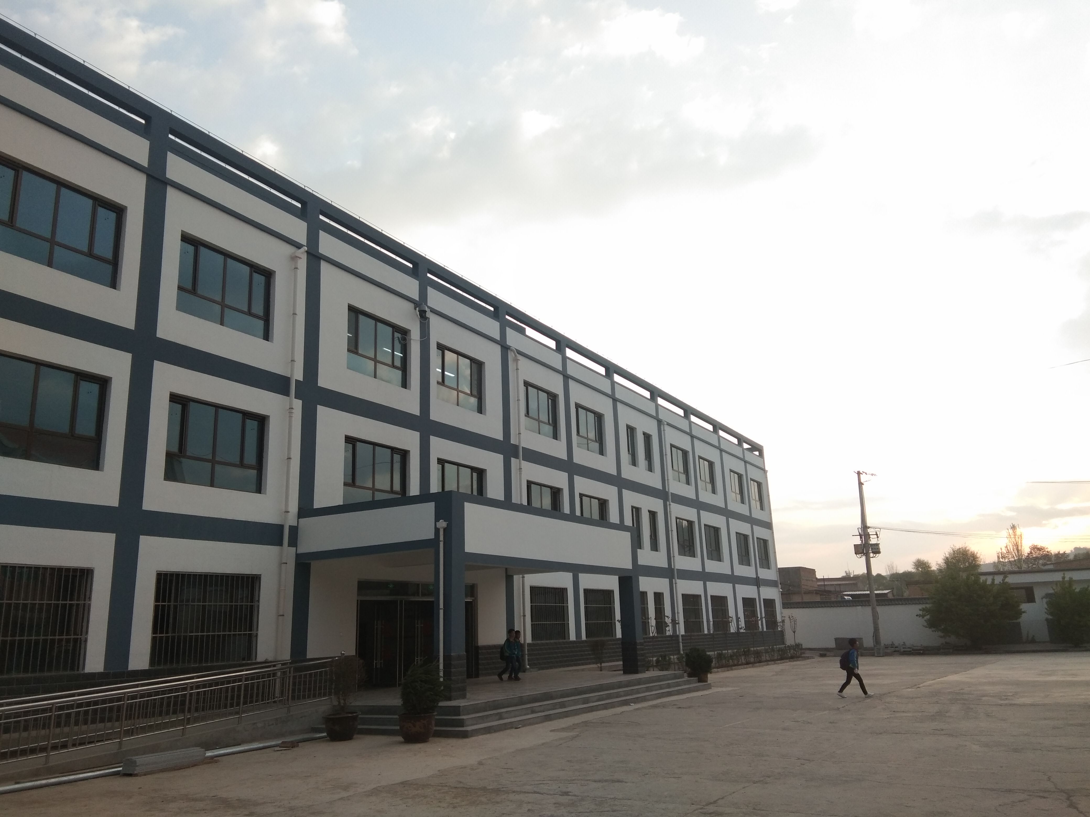 data-id="gnvgc2kf5v">武山县洛门中心小学地处武山东部,经济文化重镇