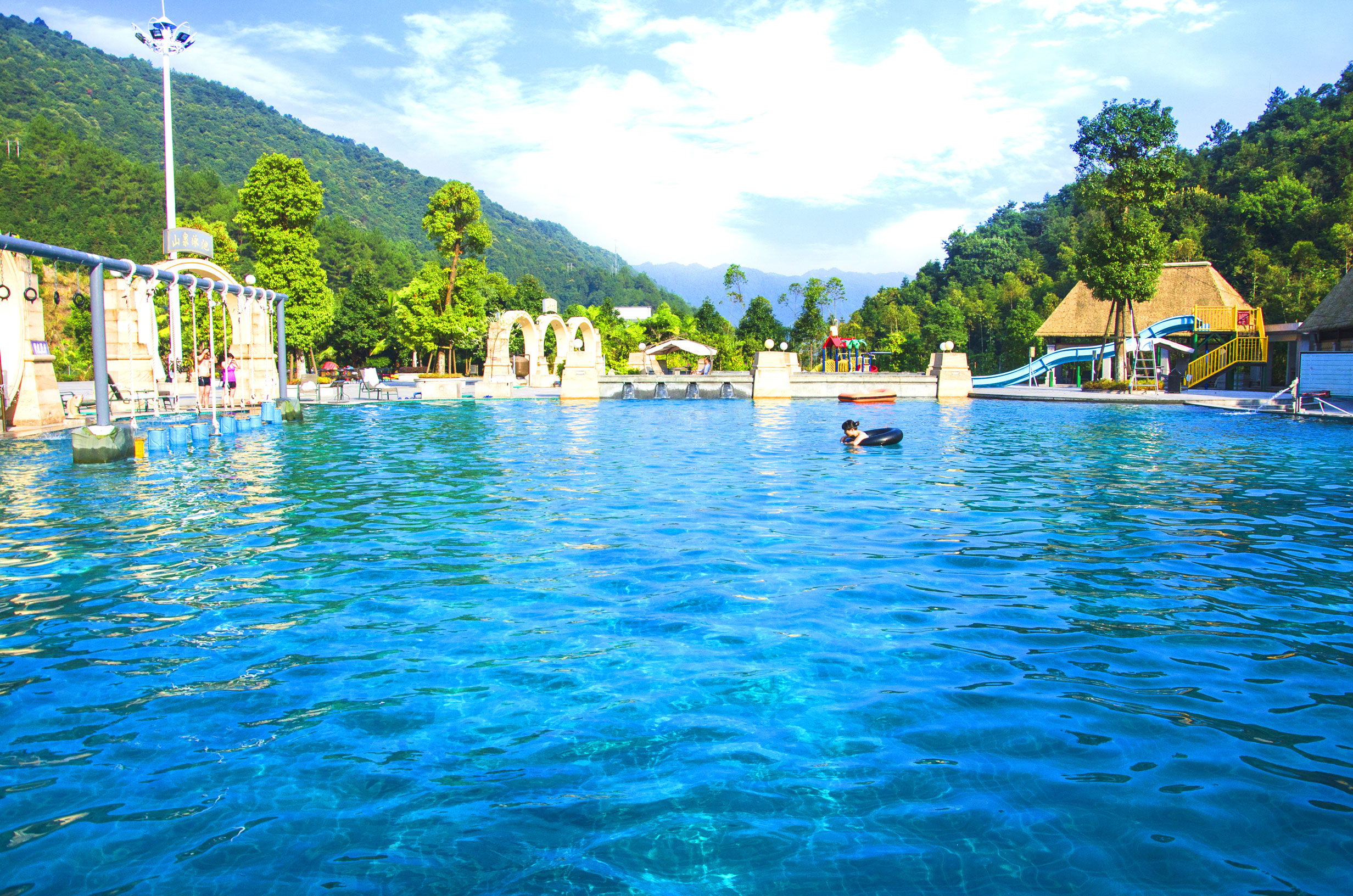  p>新丰云天海温泉度假村位于广东新丰县梅坑镇利坑角,占地4800亩.