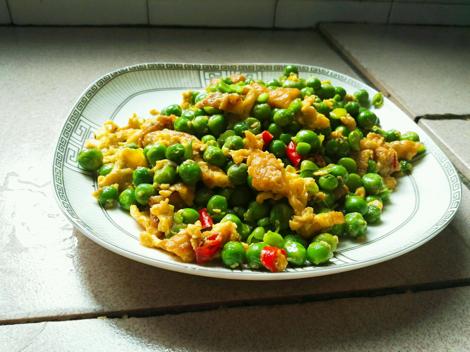 豌豆胡萝卜炒鸡蛋