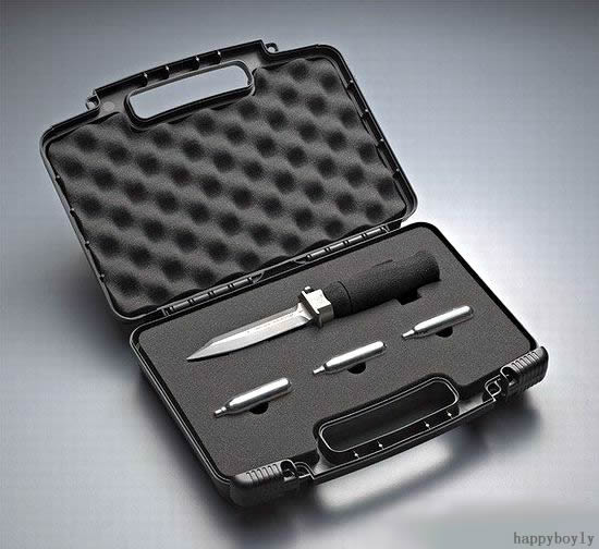 刀柄带有一个摁钮,摁下去之后,超高压的空气流就会瞬间顺着刀身内的细