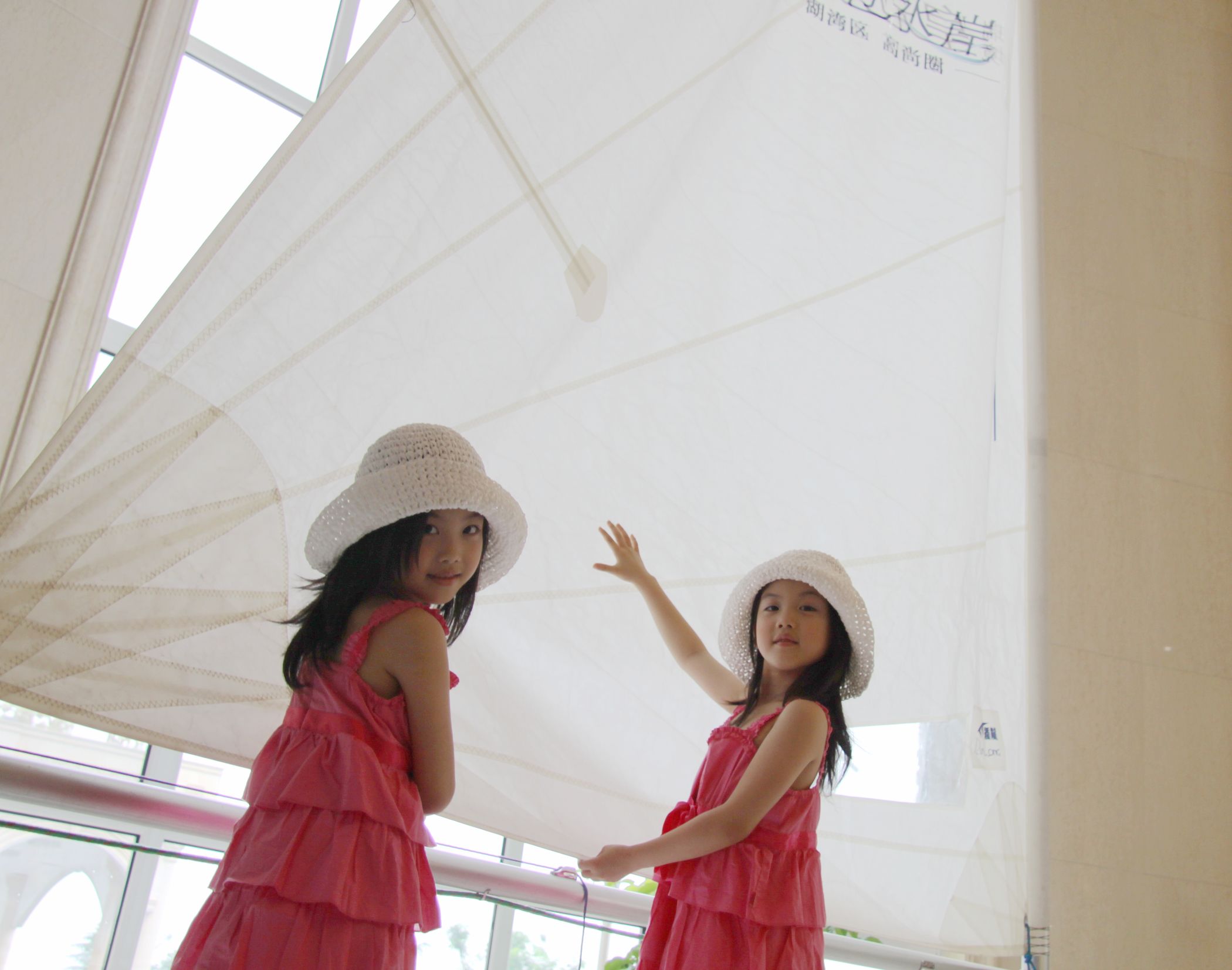  p>朵朵果果是一对漂亮,可爱,时尚,活泼的 a href="#" data-lemmaid="