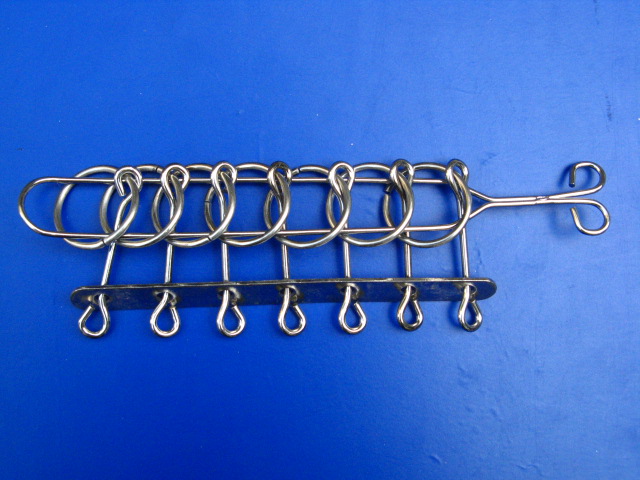  p>九连环是中国传统民间智力玩具,以金属丝制成9个圆环,将圆环套装在