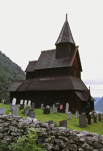  p>奥尔内斯木构教堂(urnes stave church)坐落于ornes,始建于12世纪