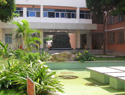  p>莲花中学坐落于 a target="_blank" href="/item/厦门">厦门 /a>市