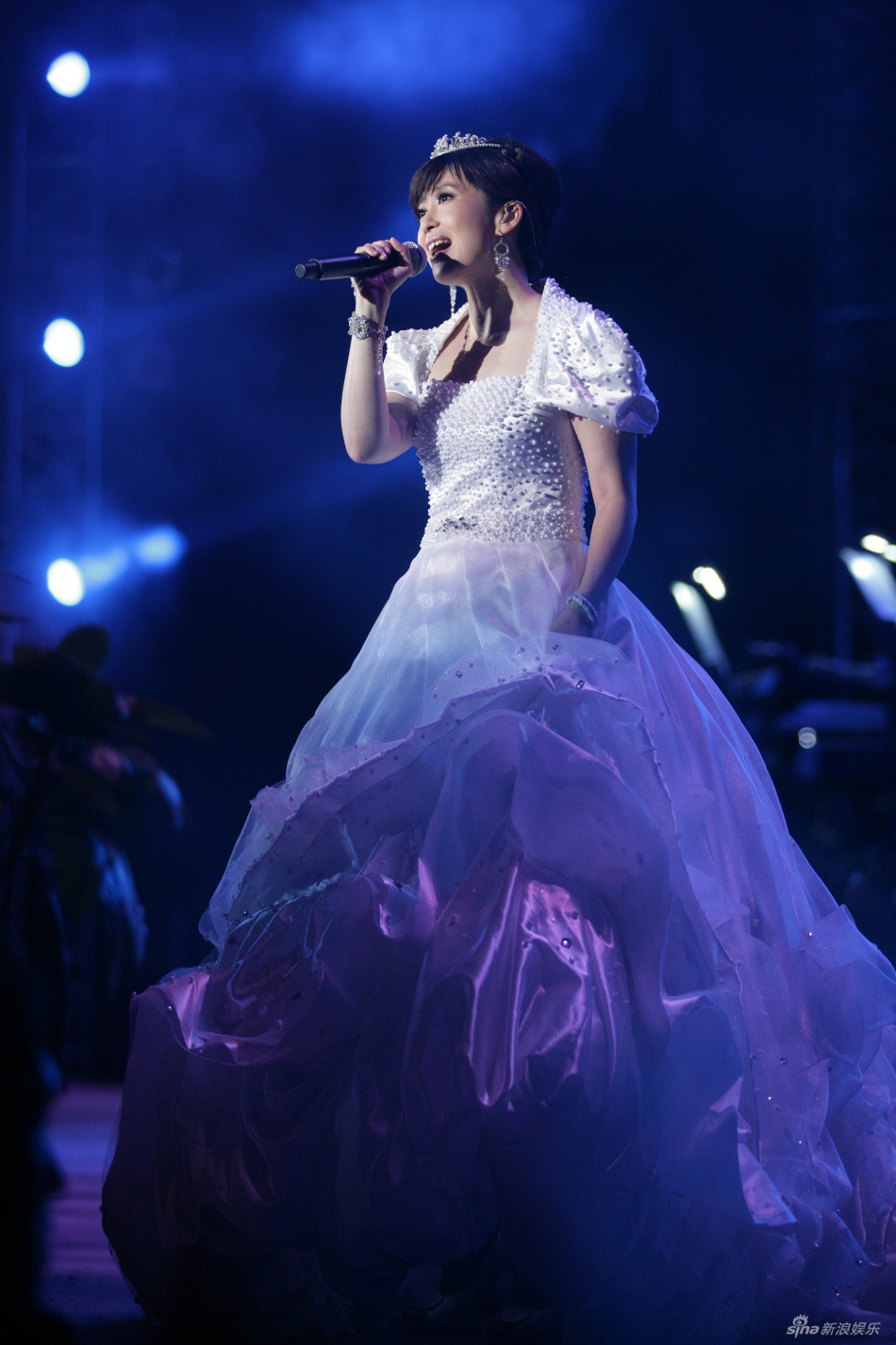  p>孟庭苇,本名陈秀玫,1969年12月22日出生于台湾省高雄市,中国台湾女