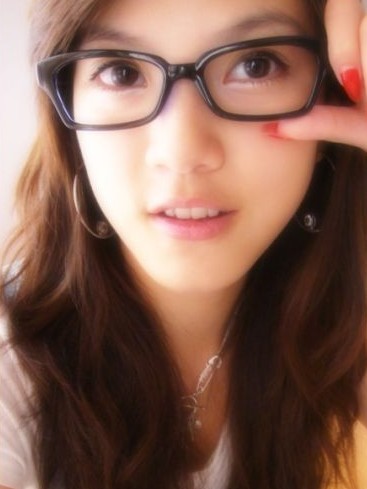 第一个浮出水面的是何伊娜,她被称为重庆一中校花