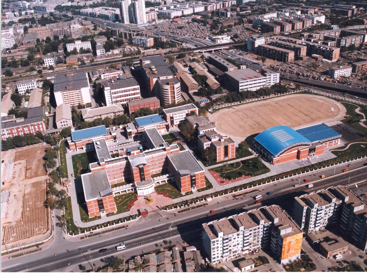  p>天津二中屹立在海河东畔,始建于1947年10月.