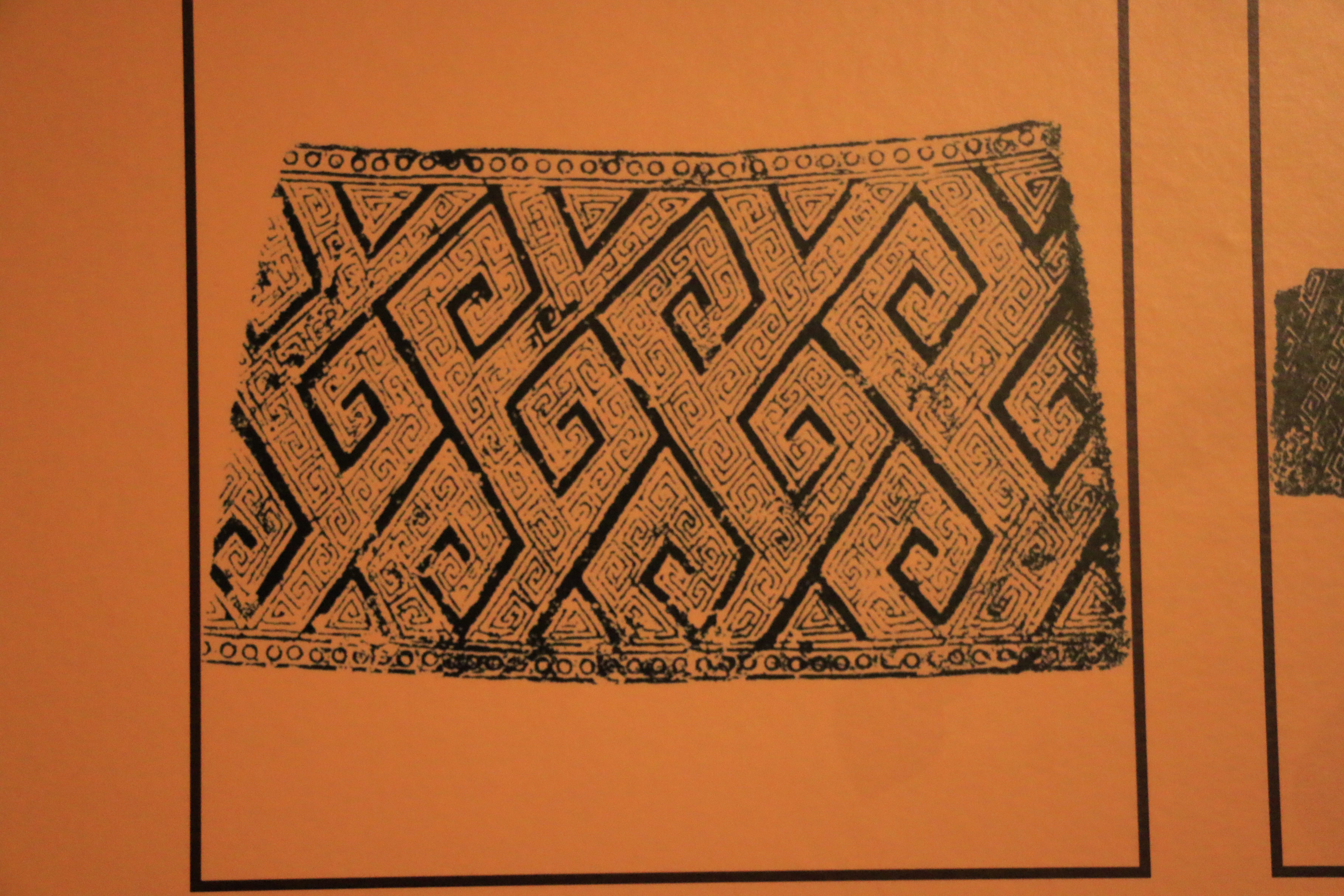  p>雷纹是青铜器纹饰之一,即以连续的方折回旋形线条构成的几何图案.