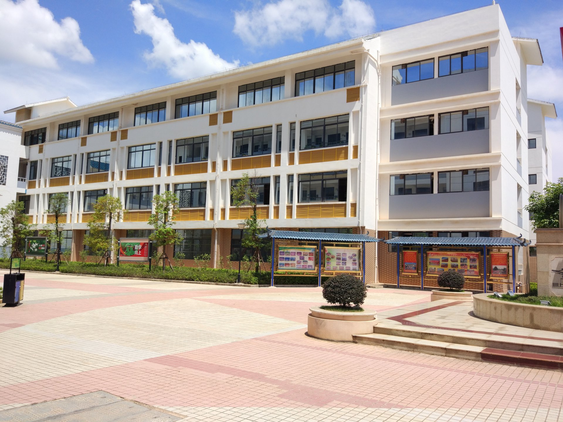 同时也是南宁市邕宁片区唯一的重点高中,旧校区(邕宁区蒲庙镇邕高巷3