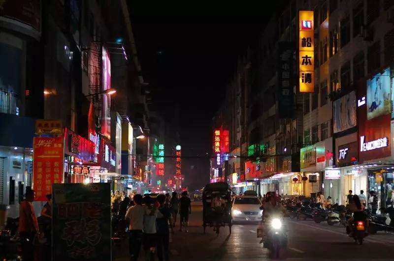 分为凤凰一街,凤凰二街,是贵港市商业贸易最为繁华的地方之一. /p>