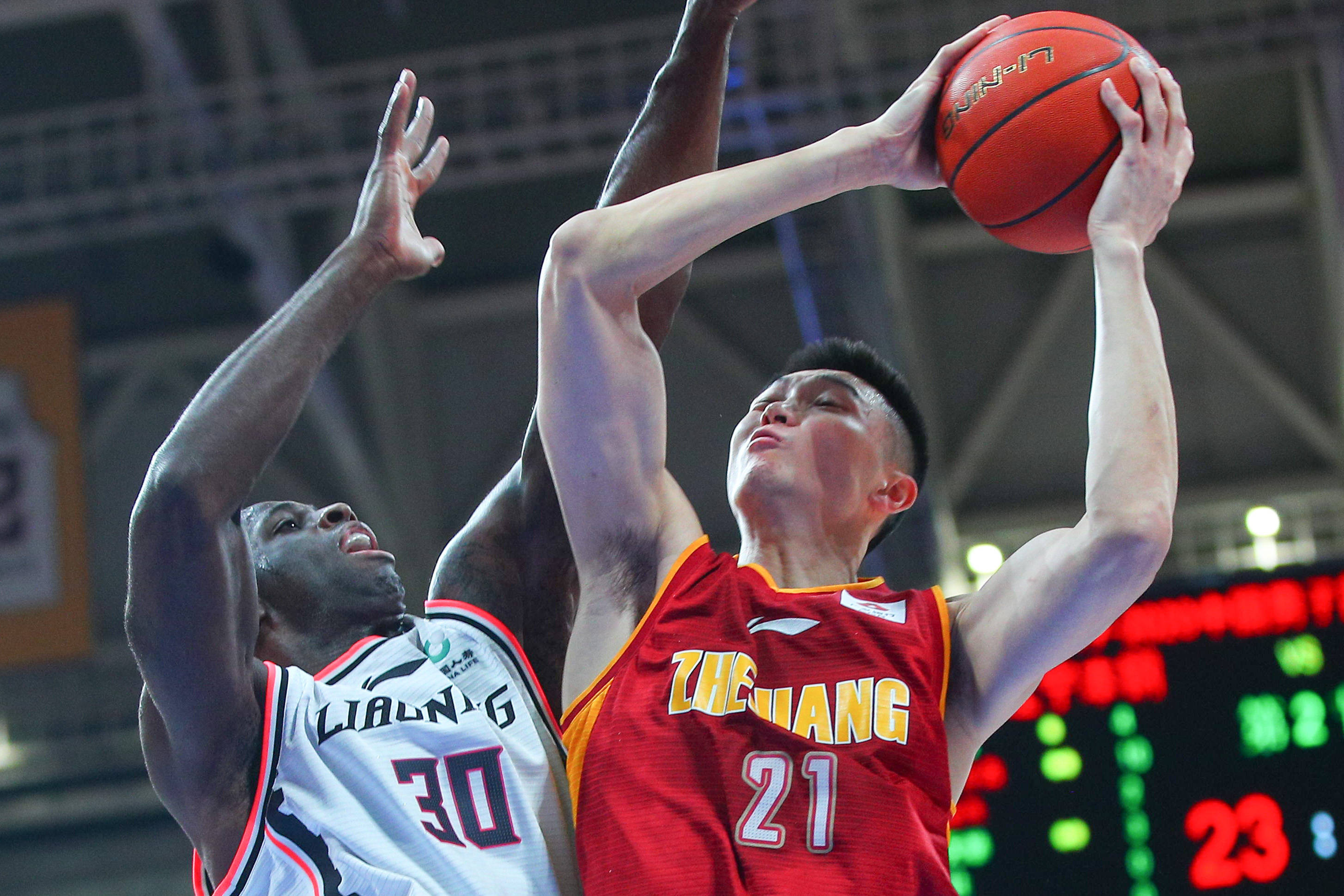 朱旭航,1993年12月24日出生于河南省洛阳市汝阳县,中国职业篮球运动员