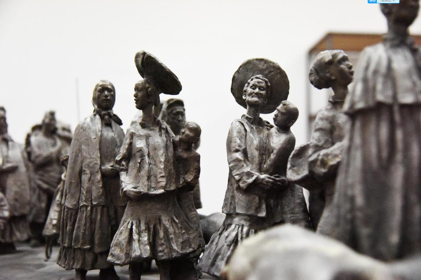 是以我国彝族人群生活中的日常人文景观为题材的系列雕塑作品,力图