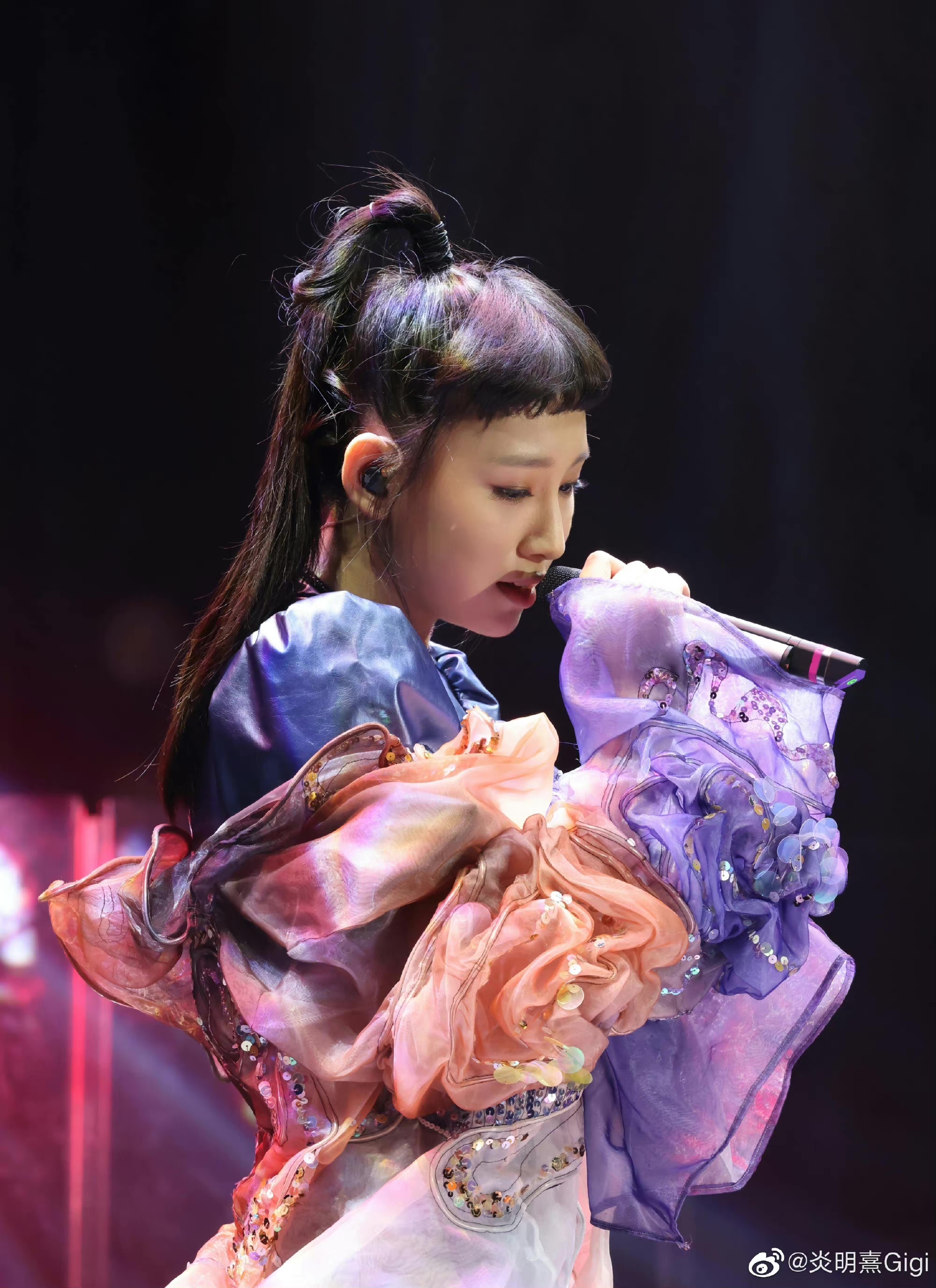  p>炎明熹(gigi),原名王佳恩,2005年4月9日出生于香港特别行政区,中国