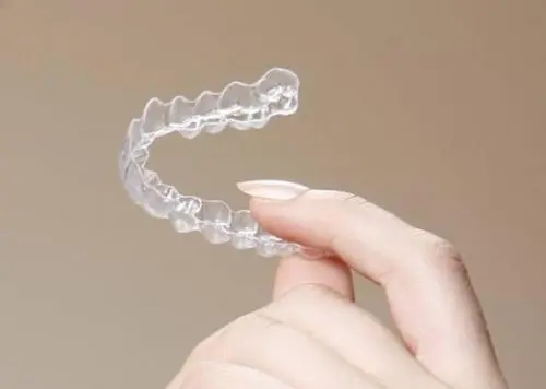  p data-id="go0q9ttzfz">隐形牙套(一般指隐形牙齿矫正保持器)是一种