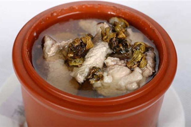  p>石斛麦冬煲鸡是以麦冬,鸡等为主要食材制作的美食. /p>