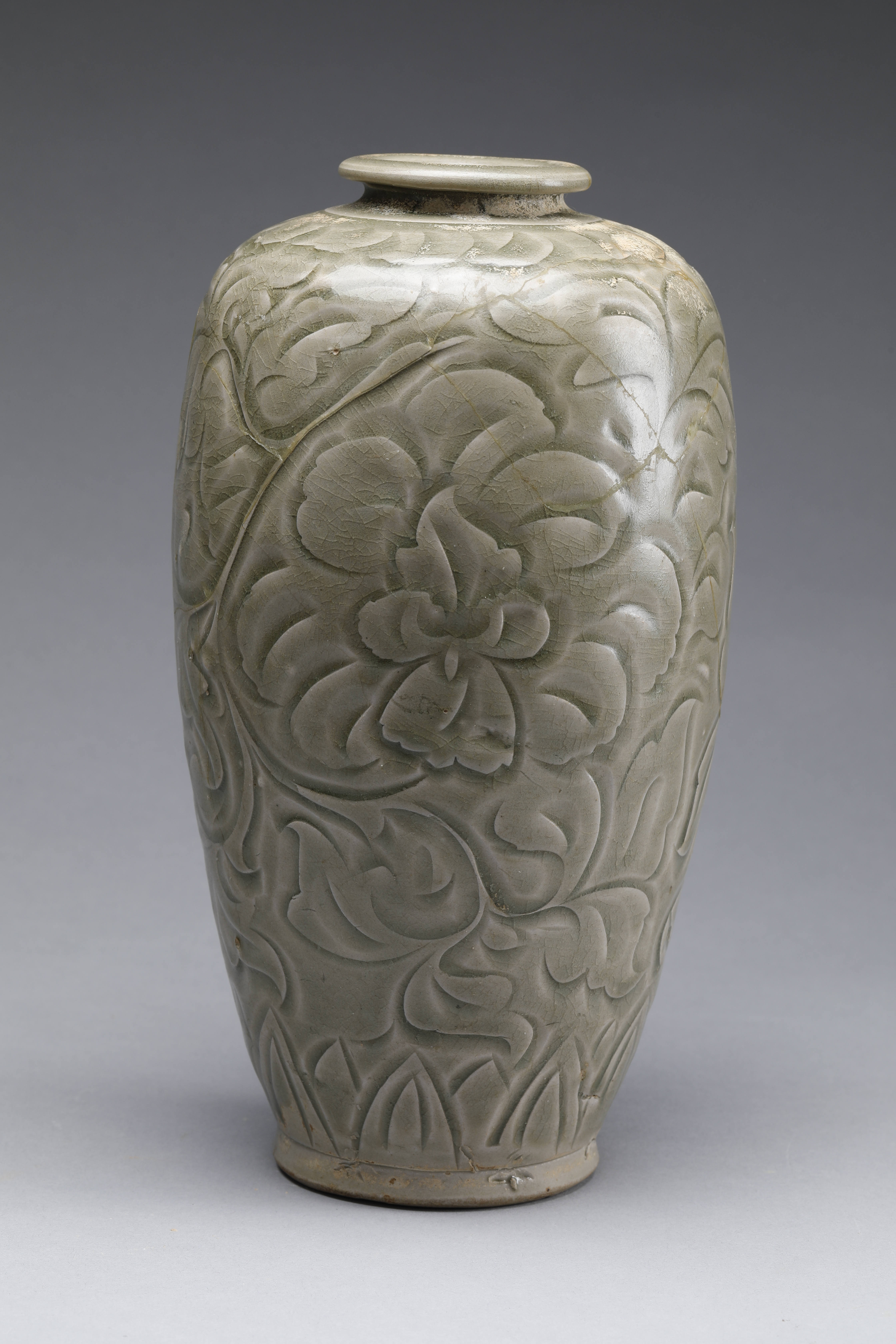 北宋青釉刻花牡丹纹瓶