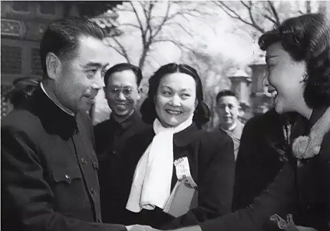 周总理与夏梦亲切握手