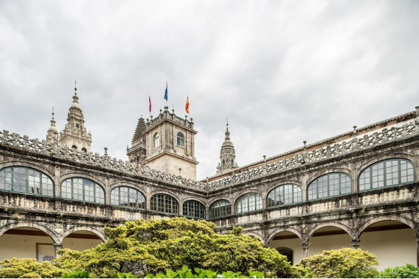 de santiago de compostela,简称usc )中文简称圣地亚哥大学,也被称为