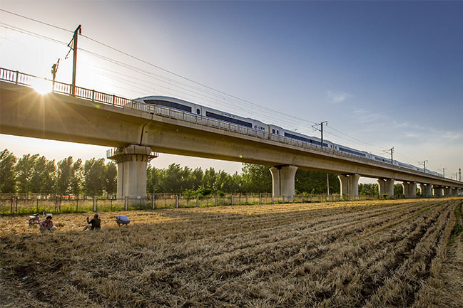  p>快速铁路,简称快铁,是指设计速度指标较高的铁路,也指没有完全达到