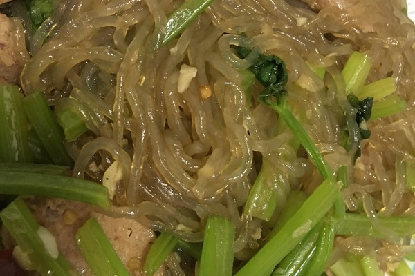  p>芹菜粉儿是一道家常菜品,主料是粉条,配料是芹菜等,调料为蚝油