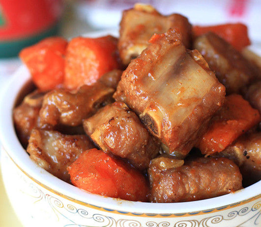  p>排骨焖红萝卜是以排骨为主料的美食. /p>