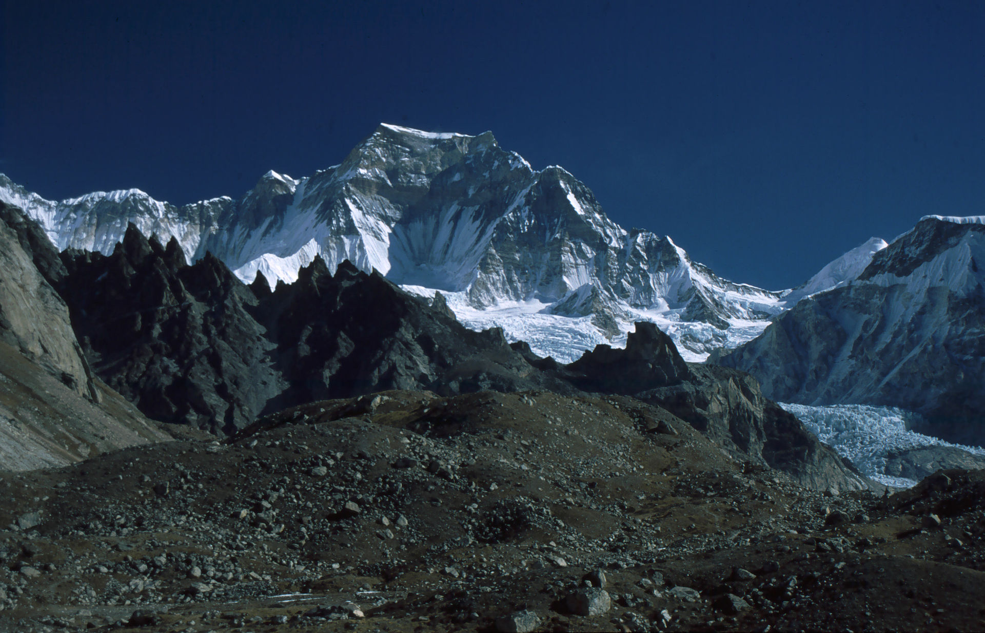 海拔7952米(另有7985m,7998m两种说法),世界第15高峰(海拔高度,独立