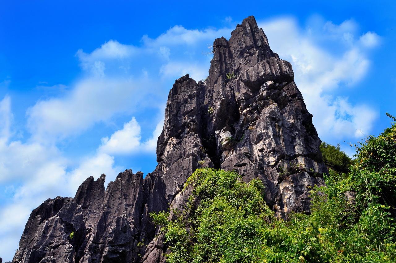  p data-id="gnvjlnbe6o">春湾石林,又名"莲花洞石林",位于阳春市春湾