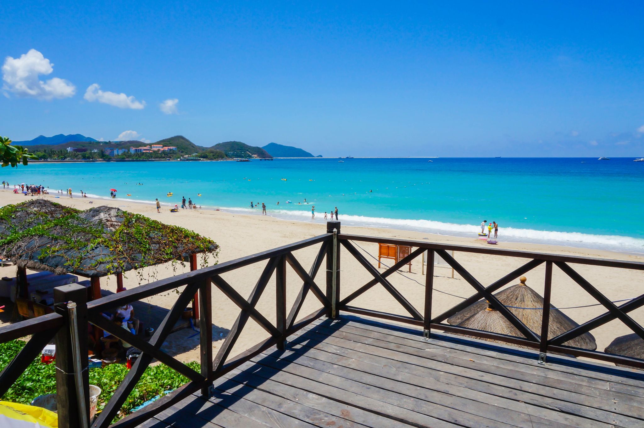  p>大东海位于 a target="_blank" href="/item/三亚市/9374780" data