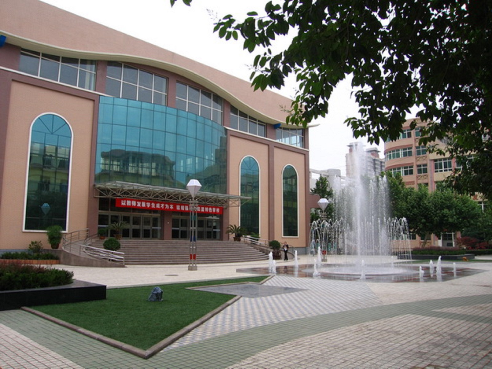 83 middle school)位于西安市城东咸宁中路,毗邻 a target="_blank"