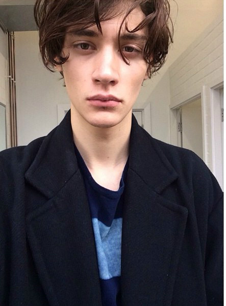 timur simakov,拥有着188的高挑身材,这位中俄混血的男模拥有极高的