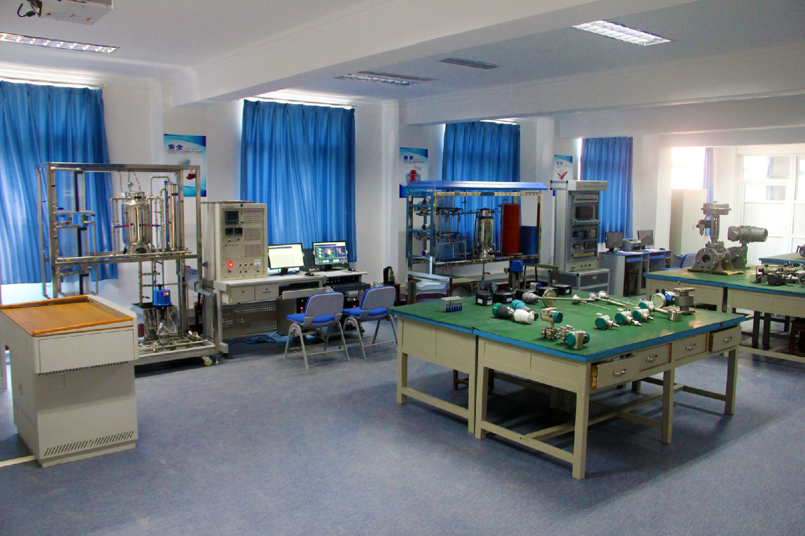  p>四川仪表工业学校创建于1976年,是西南地区唯一的一所以仪器仪表