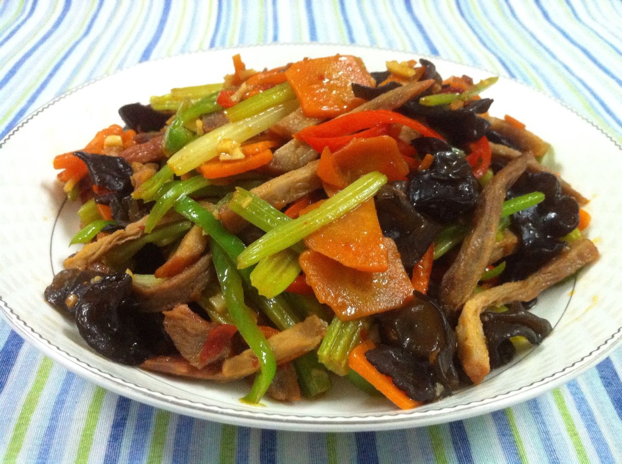  p>芹菜木耳炒叉烧,以香芹,木耳为主料的菜品. /p>